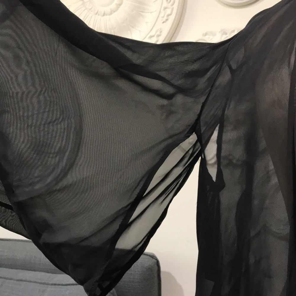 Airy wrap to add elegance to any outfit - Picture 3 of 5